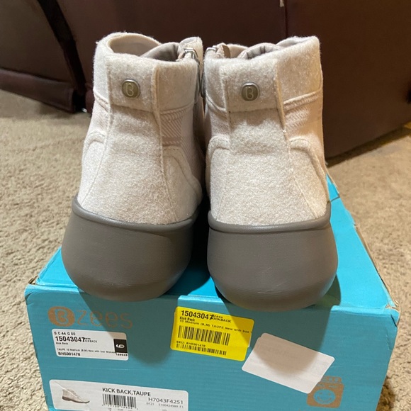 Bzees Kick Back Fabric Comfort Boots Women’s Size 10 M Stretch Fit Cushion Taupe - Picture 10 of 13